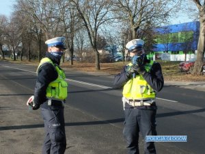 Poilcjanci na drodze w czasie działań prędkość