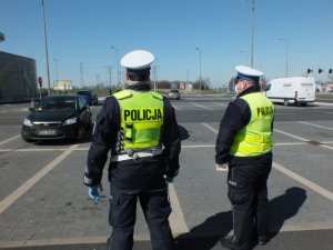 Policjanci ruchu drogowego na parkingu pod centrum handlowym