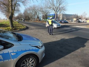 Policjanci na drodze prowadzą kontrolę ruchu