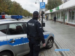 Policjanci wraz ze służbami sanitarnymi przeprowadzają kontrole związane z obostrzeniami pandemicznymi