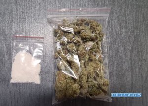 Zabezpieczone przez policjantów narkotyki amfetamina i marihuana w woreczkach