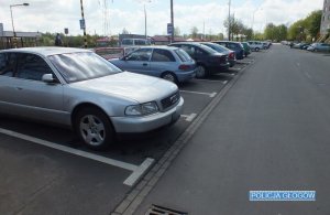 Pojazdy stojące na parkingu osiedlowym