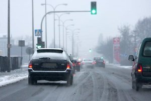 Ruch pojazdów na zaśnieżonej drodze