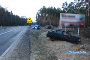 Miejsce wypadku na drodze 319 w tle pojazd uczestniczący w zdarzeniu