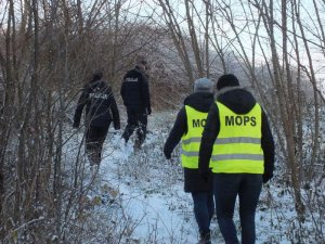 Policjanci i pracownicy Mopsu podczas prowadzonych działań związanych z szukaniem miejsc przebywania osób bezdomnych w terenie.