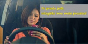 Kierowca podczas jazdy samochodem odbiera telefon komórkowy