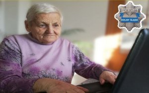 Kobieta - seniorka, siedzi przed komputerem