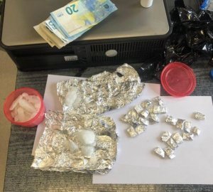 Narkotyki leżą na stole zawinięte w folii aluminiowej. Zostały zabezpieczone przez policjantów