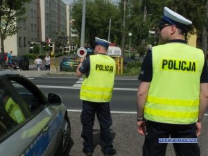 umundurowani Policjanci Ruchu Drogowego podczas pomiaru prędości